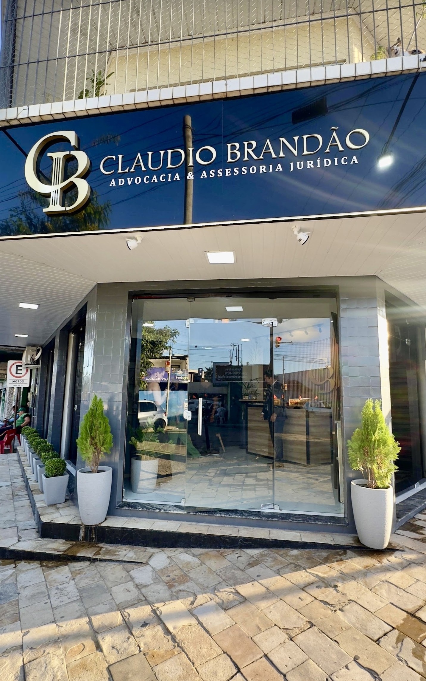 Fachada do escritório Claudio Brandão Advocacia com letreiro identificando o local